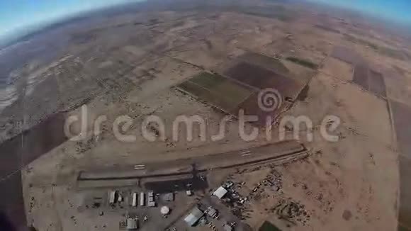专业跳伞运动员在亚利桑那州上空跳伞风景肾上腺素晴天视频的预览图