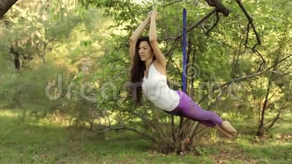 吊床抗重力飞行瑜伽练习视频的预览图