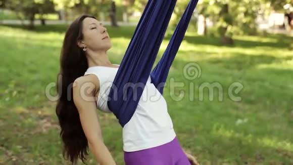 吊床抗重力飞行瑜伽练习视频的预览图