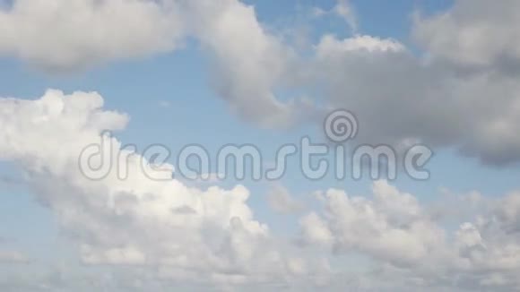 蓝天下宁静海滩视频的预览图