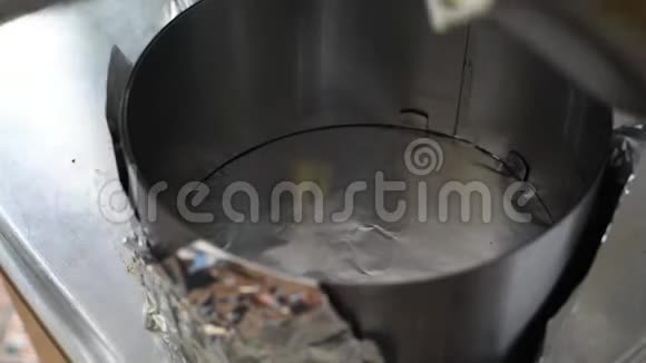 将面团揉入金属容器中烘焙甜点视频的预览图