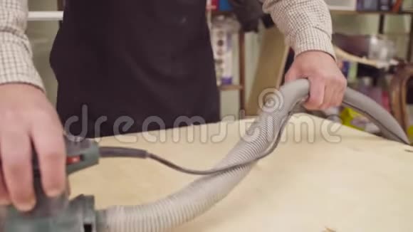 一个人在用打磨机打磨木头视频的预览图