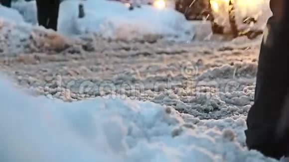 大雪时穿过市中心视频的预览图