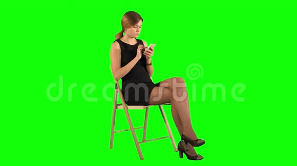 青年商界妇女在绿色电话视频的预览图