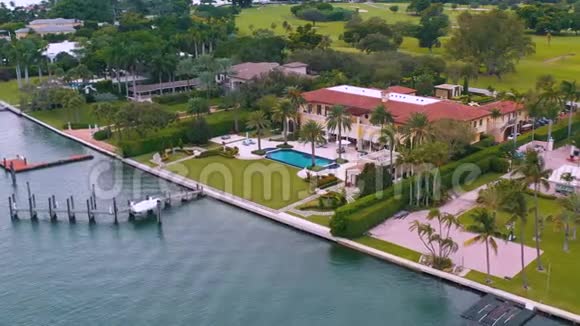 迈阿密佛罗里达州美国2019年5月空中无人机观景飞行迈阿密比斯坎湾和印度溪岛豪宅视频的预览图
