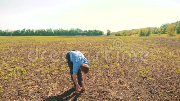 农民老人手里握着新鲜的泥土慢动作视频英译汉1泥土保持泥土的象征视频的预览图