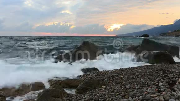 海浪拍打着岸上的大石头视频的预览图