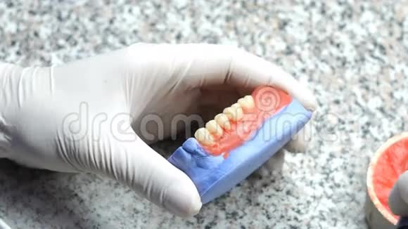 牙科技师在牙科实验室制作假牙视频的预览图