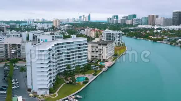 迈阿密佛罗里达州美国2019年5月空中无人机观景飞行迈阿密比斯坎湾和印度溪岛豪宅视频的预览图
