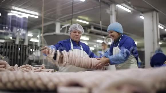 肉类产品制造生产部门追踪香肠末端的员工工人线程图视频的预览图