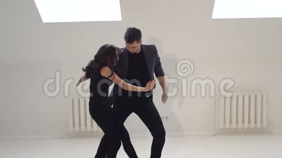 灵活而性感的舞者舞蹈交际舞拉丁舞巴查塔萨尔萨视频的预览图