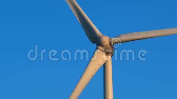 天空背景上的风力发电机视频的预览图