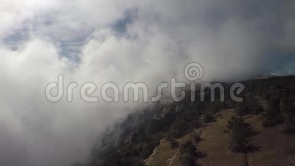AyaCape附近的KokiyaKalaKokiyaKayaBash山上空的空中云层视频的预览图