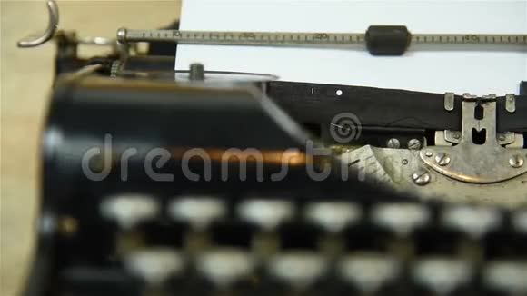 老式打字机视频的预览图