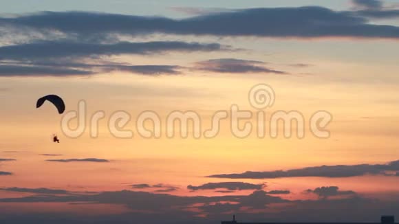 滑翔伞活动小组以美丽的日落背景飞行视频的预览图