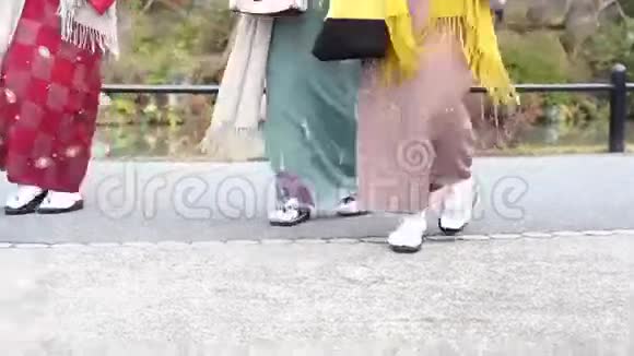 日本女孩穿和服伞穿日本凉鞋视频的预览图