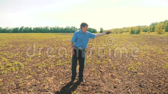 农民老人手里握着新鲜的泥土慢动作视频生活方式保持土壤视频的预览图