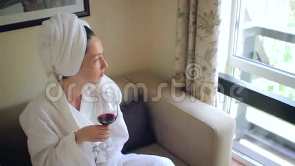 穿着浴袍的年轻漂亮女孩视频的预览图