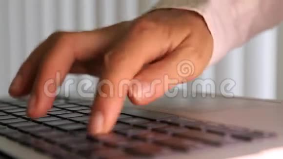 年轻的商界女性打字键盘视频的预览图