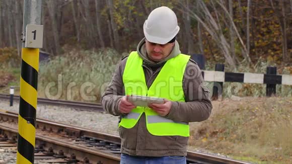 铁路工程师与平板电脑一起工作视频的预览图