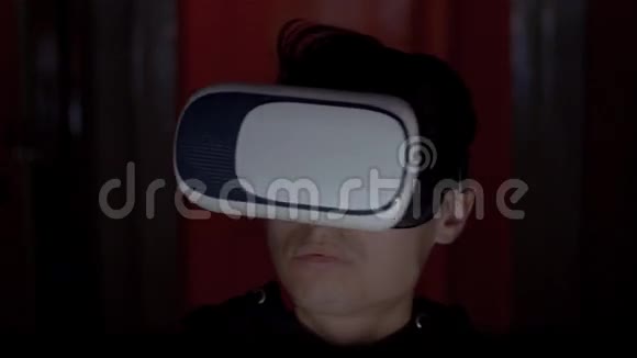 在黑屋里用VR眼镜的罪犯程序员视频的预览图