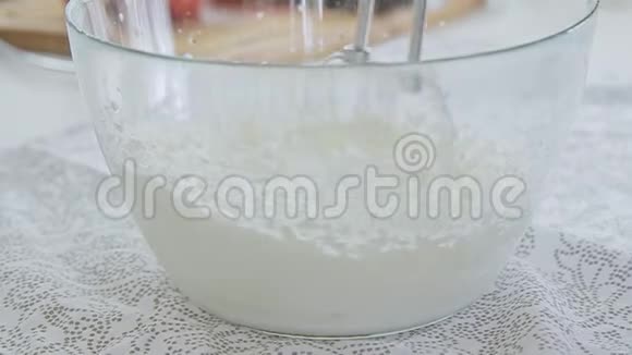 在透明玻璃碗中制作和混合奶油视频的预览图