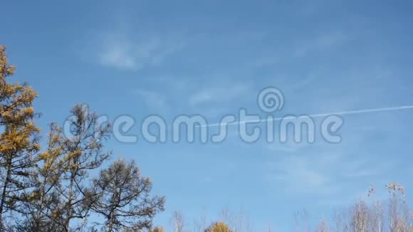 在蓝天上飞行的喷气式飞机视频的预览图