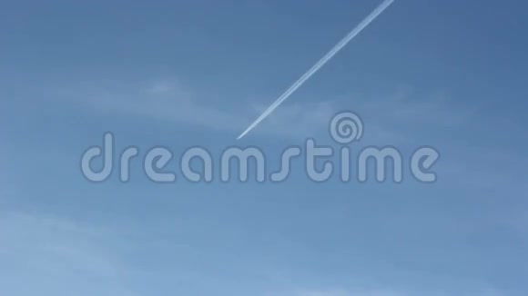 在蓝天上飞行的喷气式飞机视频的预览图