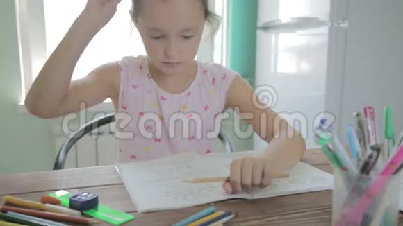女孩正在为小学做家庭作业视频的预览图