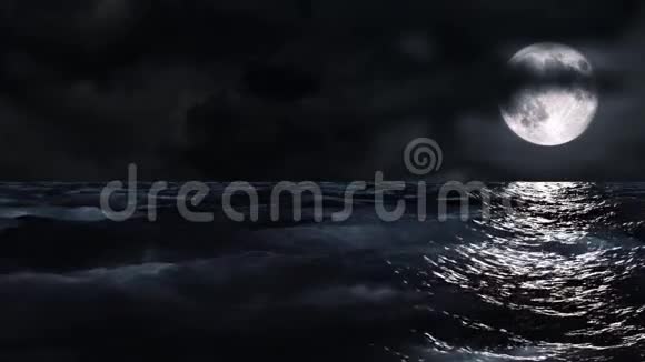 月亮在夜晚闪闪发光孤舟海浪在海面上令人印象深刻的景象旅行或冥想的完美背景高清10视频的预览图