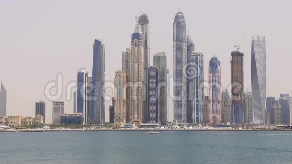 日光迪拜码头著名建筑全景视频的预览图
