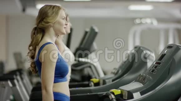 年轻女子咨询健身教练视频的预览图