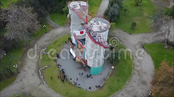 智利圣地亚哥攀岩者和攀岩墙的鸟瞰图视频的预览图