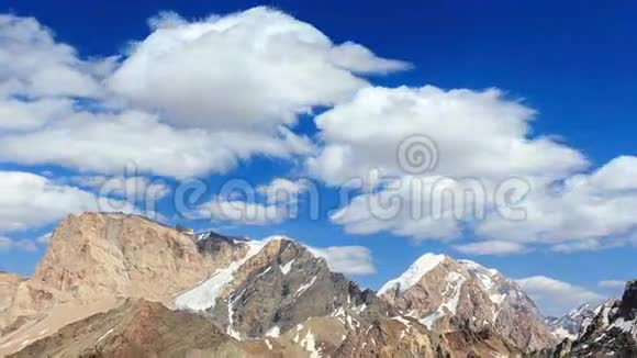 在山上涂抹云层时间流逝帕米尔视频的预览图