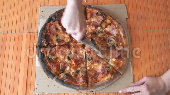 用餐刀辊切披萨视频的预览图