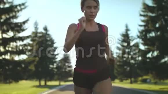 夏天运动女子在公园路上跑步户外女子跑步训练视频的预览图