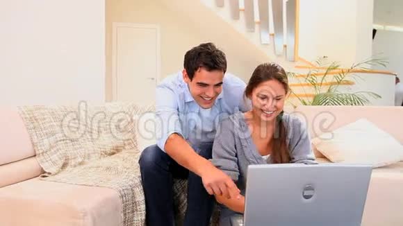一对夫妇在笔记本电脑上笑什么视频的预览图