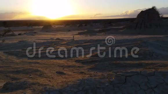 芒戈湖澳大利亚内陆沙漠景观日落视频的预览图