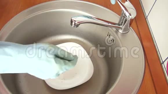 戴手套的女人是洗碗实时视频的预览图