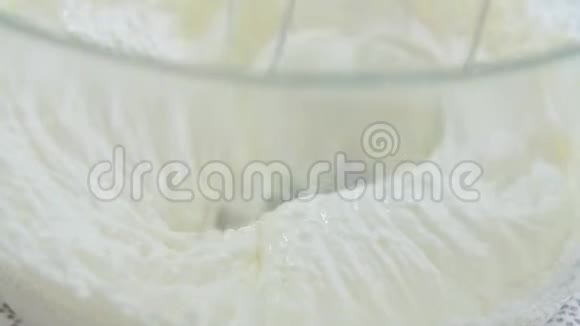 在透明玻璃碗中制作和混合奶油视频的预览图