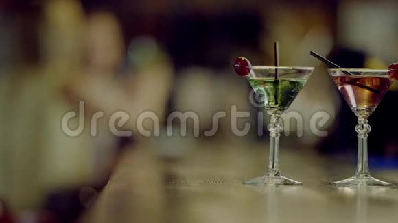 酒吧柜台上有两个马提尼酒杯视频的预览图