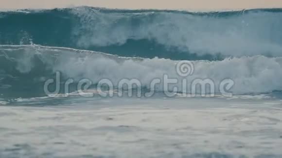 美丽的蓝色海浪在缓慢运动中破碎视频的预览图
