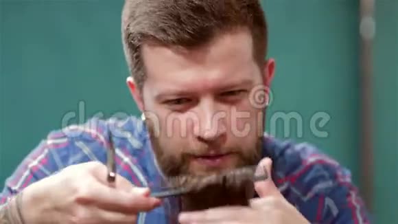 胡子理发师给嬉皮士理发视频的预览图