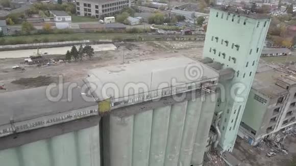 旧电梯破坏旧粮码头拆除工业厂房一栋视频的预览图
