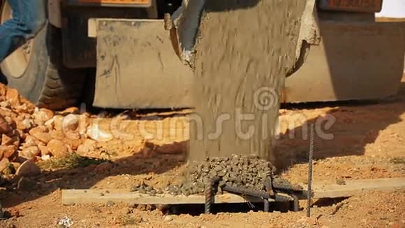 施工人员在施工现场用混凝土搅拌车将混凝土浇筑到地面的一个孔中视频的预览图