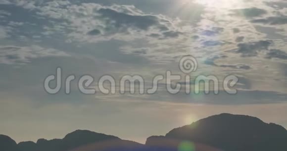 时光流逝白天的云彩越过美丽的菲菲岛湾景观与船安达曼海泻湖视频的预览图