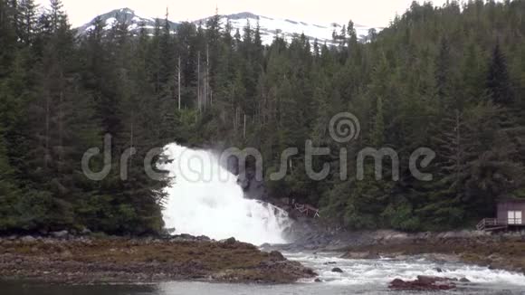 独特景观的山河瀑布背景的阿拉斯加水视频的预览图