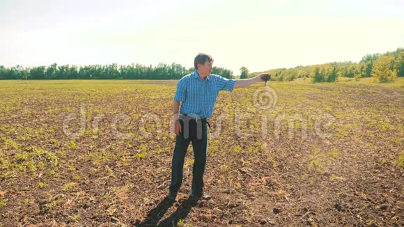 农民老人手里握着新鲜的泥土慢动作视频英译汉1泥土保持泥土的象征视频的预览图