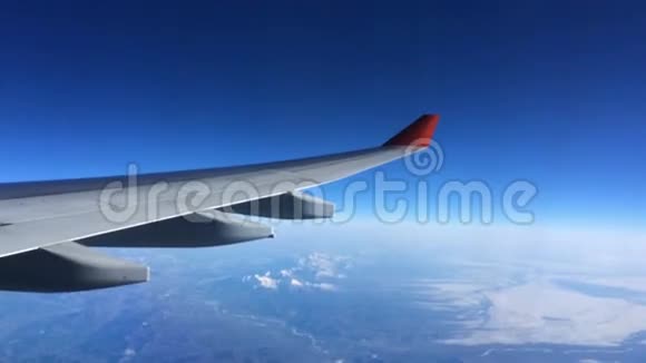 飞机在蓝天上飞越群山视频的预览图