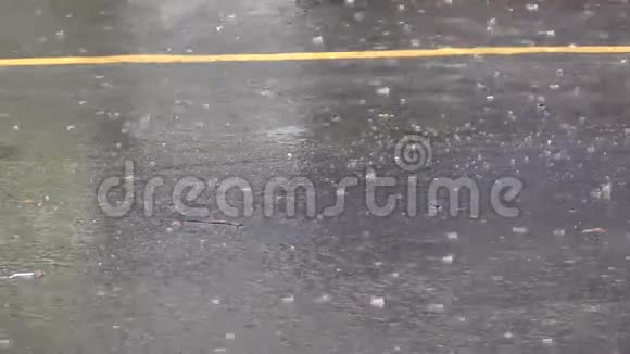 街道上下着热带大雨视频的预览图